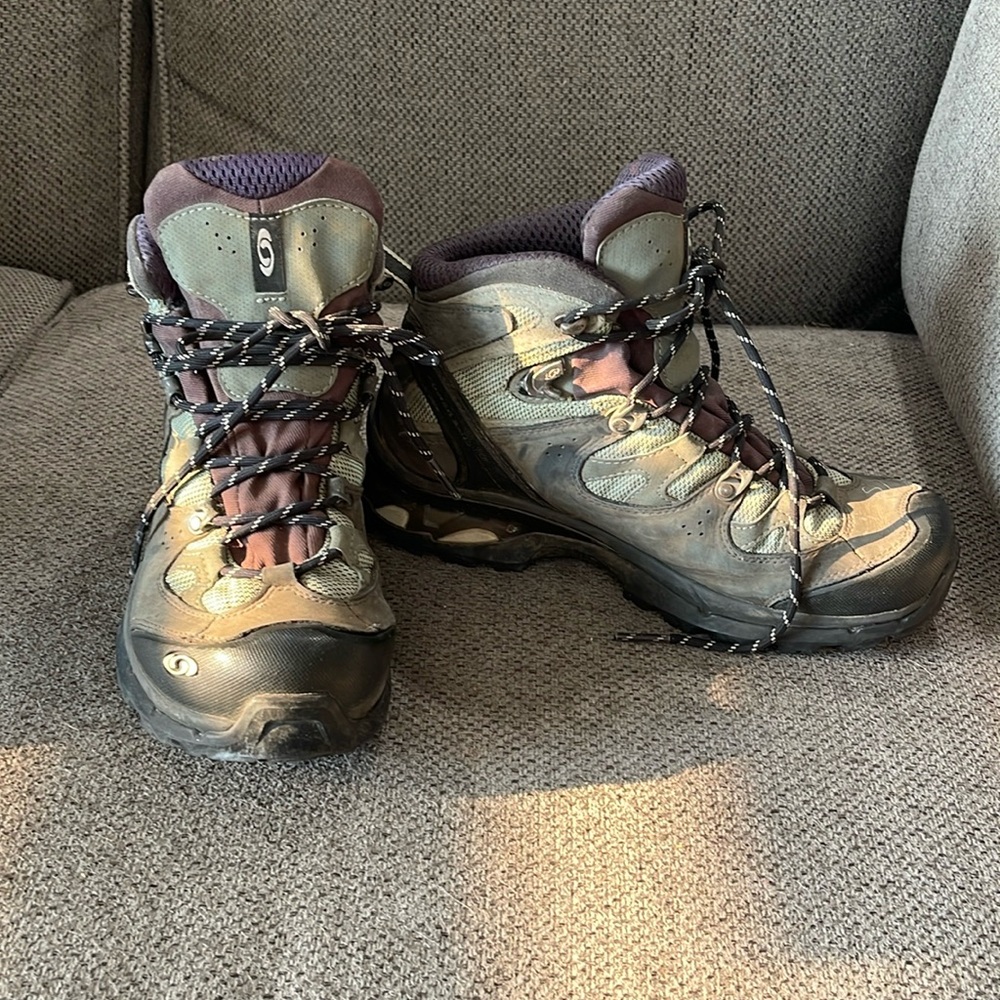 Salomon hiking boots barely worn